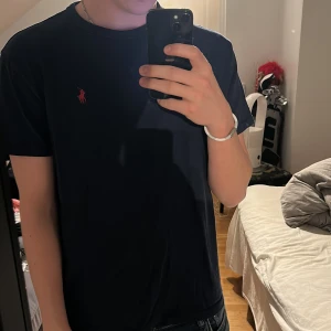 Mörkblå t-shirt från Polo Ralph Lauren - Säljer en mörkblå t-shirt från Polo Ralph Lauren Strlk M nypris 1199kr hör av dig vid minsta fundering