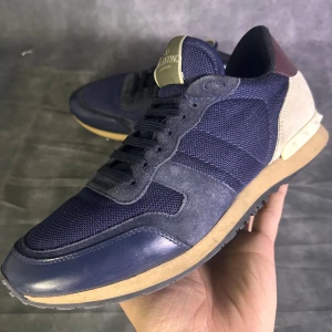 Valentino rockrunners  - Mycket fint skick | Size 42  | fraktar spårbart inom 24 timmar |  för att köpa klicka ” köp nu” | vid frågor skriv ett meddelande |