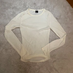 Genomskinlig topp - Topp köpt från ginatricot. Knappt använd. Vit/beige