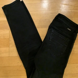 Svarta Diesel Thommer slim jeans - Svarta jeans från Diesel, modell Thommer Slim-Skinny. Snygg, smal passform med stretch för extra komfort. Klassisk femficksdesign och diskreta detaljer. Perfekt för dig som gillar stilrena och tajta jeans med modern look.