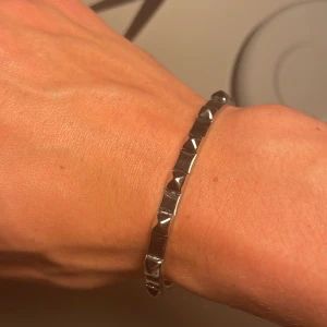 Valentino armband  - Säljer detta extremt snygga och unika valentino armbandet som jag haft ett litet tag nu, inte använt de värst mycket så inga defekter ingen box tyvärr då jag inte hittar den, det är bara höra av sig vid funderingar 