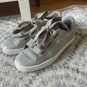 Puma skor - Fina puma skor som jag köpt på Sellpy. Säljer dem då storleken var för stor för mig. Utöver väldigt fina och bekväma. Lite trasig på höger foten. Lite småfläckar bak dit hälen sträcker sig i foten (se sista bilden). 