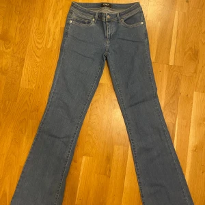 Lågmidjade jeans - Säljer dessa jeans ifrån Only i storlek S/32💕Kommer tyvärr inte kunna skicka bilder med dom på, då dom är för små för mig! Jätte fint skick! (Säljer likadana svarta)