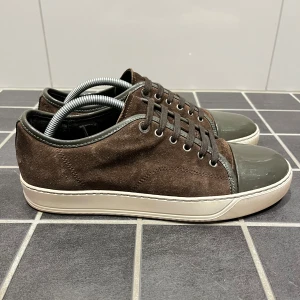 Lanvin Sneakers - Lanvin DBB1 Sneakers i brun färg. Skorna är i storlek 7 vilket motsvarar ungefär EU 42. Endast skorna medföljer. Skick 9/10. Inga defekter, endast små tecken av användning på sulan. Priset är ej hugget i sten
