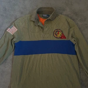Ralph lauren tröja -  Polo Ralph lauren rugby tröja i storlek S. Bra skick utöver en skada på USA badgen. Pris 500👌🏻