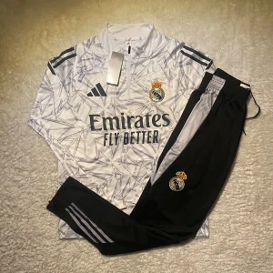Real madrid tracksuit - Säljer en helt ny real Madrid fotbolls tracksuit i storlek S, topp kvalitet och väldigt snygg. Kontakta gärna om du har några frågor 👍