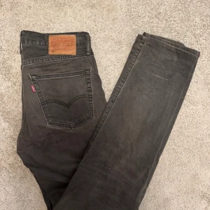 Levis 511 - Säljer dessa feta Levis 511 som är en slim fit modell. Storleken är W31 L34. De har en speciell färg som är riktig fin och svår att hitta. De har använts några gånger men har inga defekter eller fläckar. Midjan är 40 cm och ytterbenslängden är 105 cm. Om du har några frågor eller prisförslag så är det bara att skriva. 