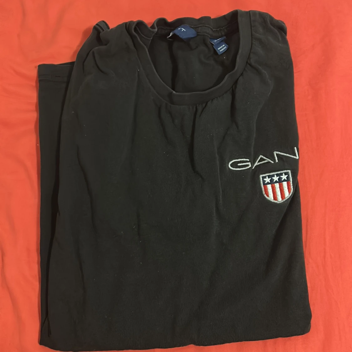 Svart t-shirt från GANT med brodyr