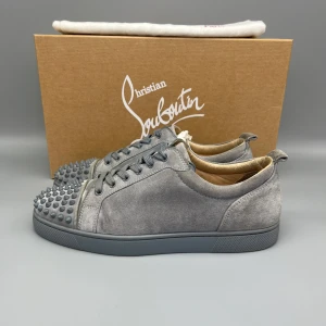 Christian Louboutin Louis Junior Spikes Sneaker Grå - • The shoes have been gently used and are in really good condition  • Size: 42 (fits 42.5–43)  • Color: Grey  • Retail price: 9500 SEK / 795€  • Box & dustbag included