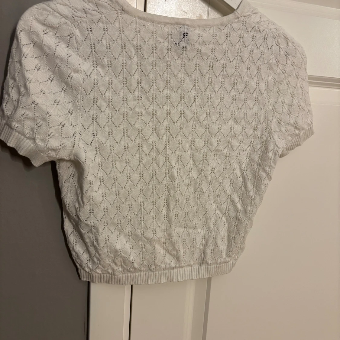 Vit stickad blus från DIVIDED - 2