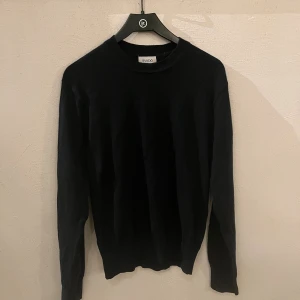  Kashmir tröja - Marinblå stickad tröja från Sandö i storlek S. Tröjan har rund hals och långa ärmar med ribbade muddar vid hals, ärmslut och nederkant. Enkel och stilren design som funkar till många olika looks. Nypris 500, nästan helt ny