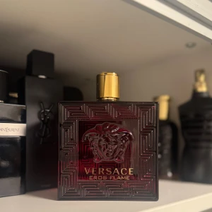 Versace Eros Flame 200ml (endast testad) - Versace Eros Flame i stor 200ml flaska. Tillverkad i Italien. Perfekt för dig som vill sticka ut med en ikonisk doft från ett välkänt modehus. Endast testad, originalförpackning saknas. 