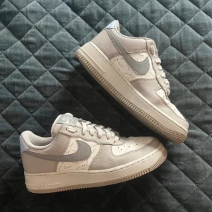 Nike skor - Säljer ett par Nike skor som har reflex på Nike märket, super gulliga skor, har varit nöjda med dom men har överflödigt med skor hemma så måste bli av med en del. Öppen för att diskutera pris 💗