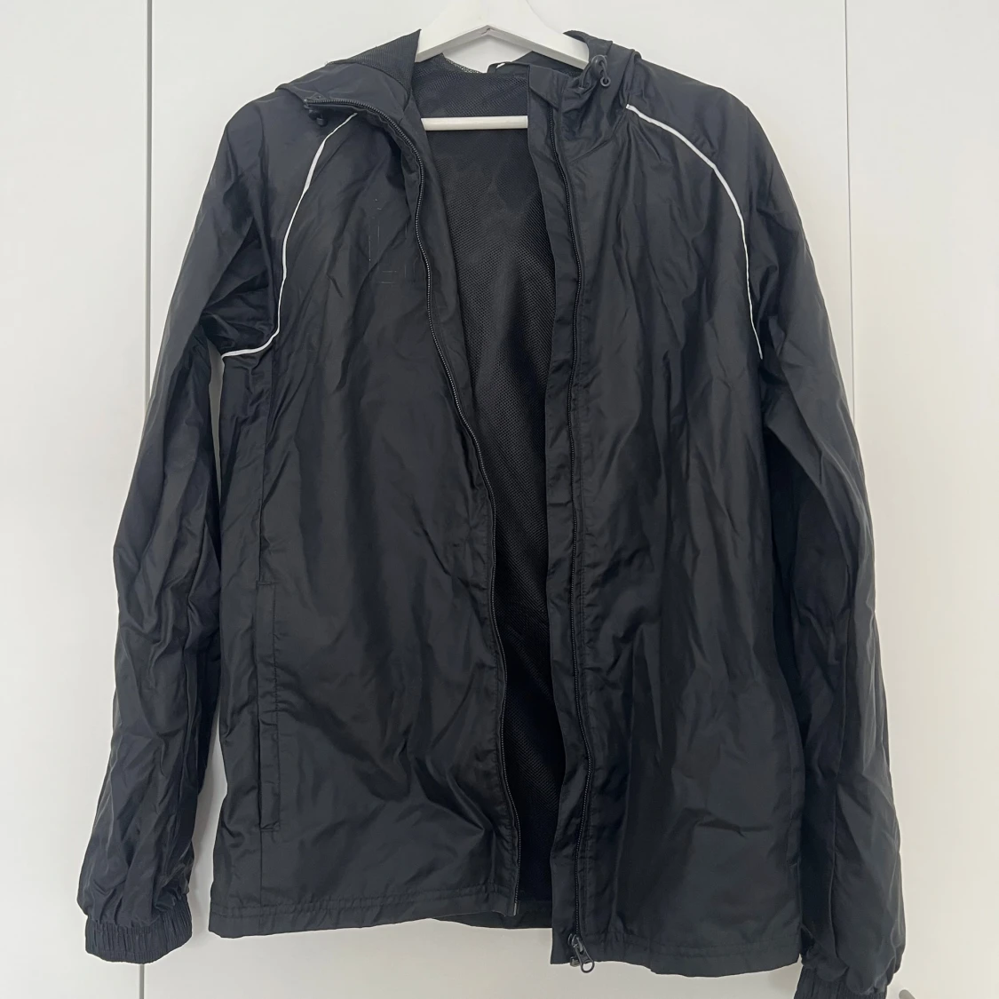 Svart vindjacka med huva - 1