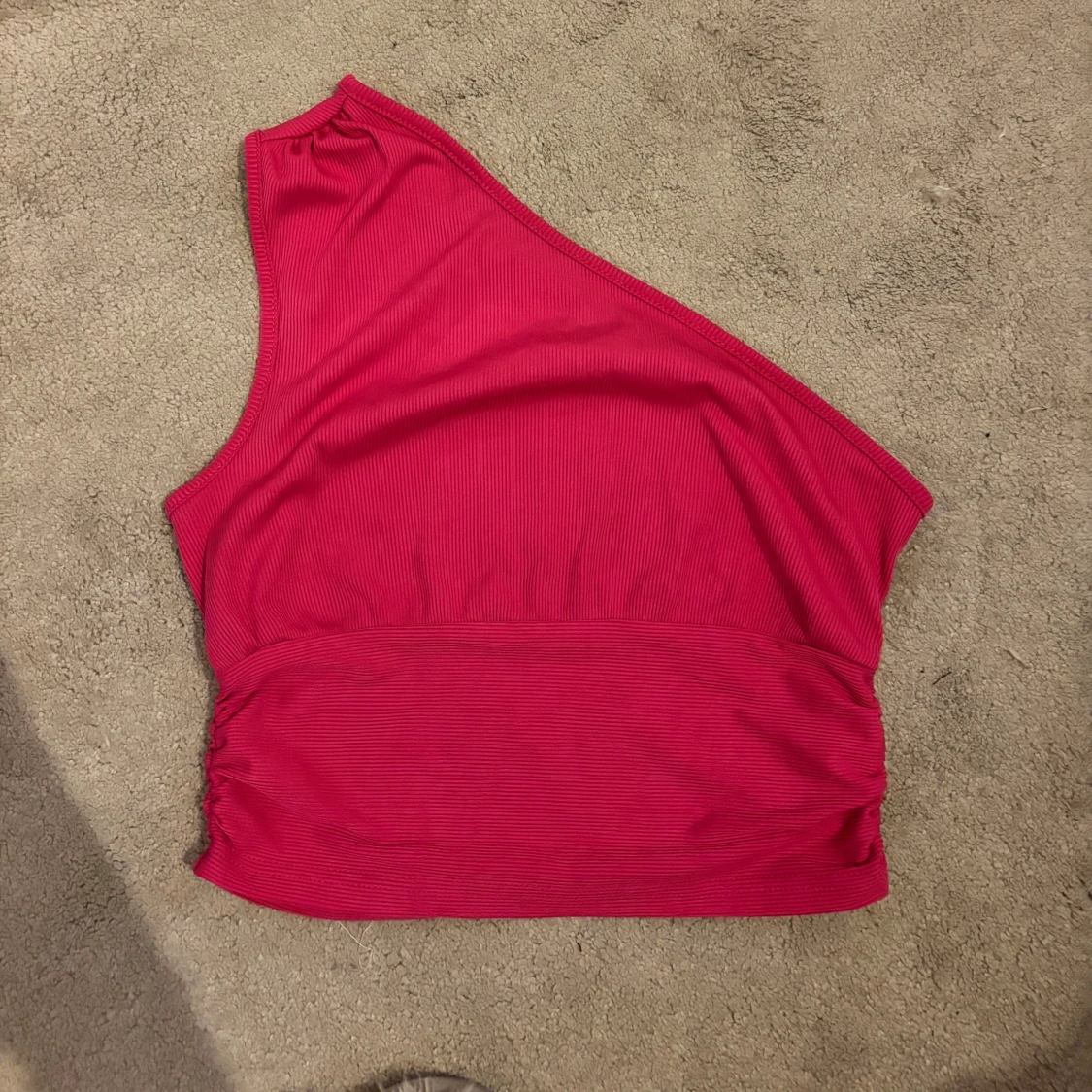 Rosa oneshoulder croppad topp