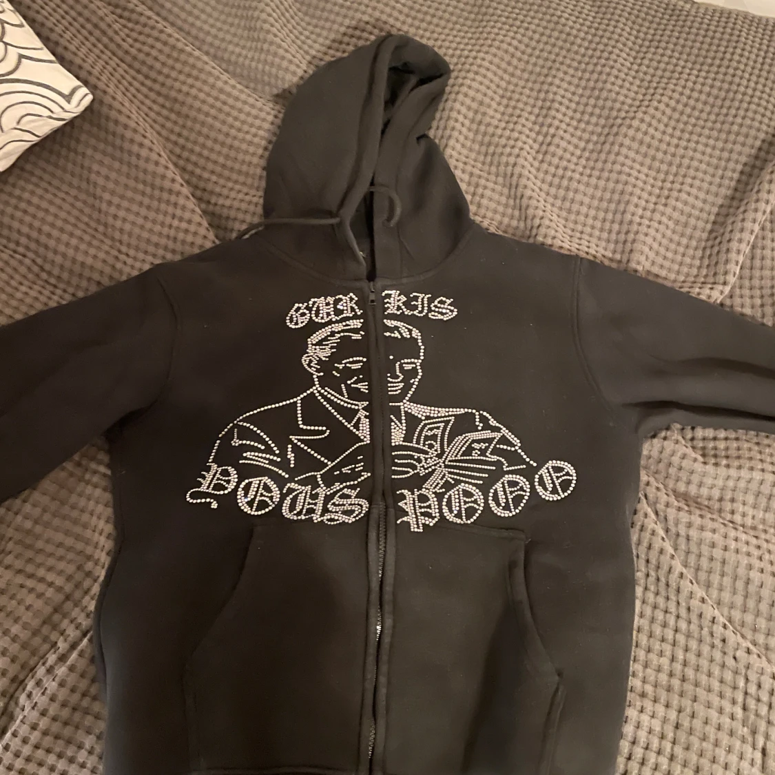 Svart hoodie med strassmotiv storlek small