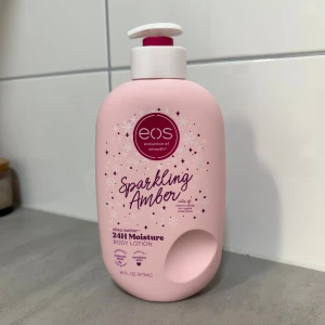 EOS ”Sparkling Amber” Body Lotion - Jag säljer en helt oanvänd lotion från EOS, i deras limeted edition doft ”sparkling amber”. Den såldes förra julen och var somsagt limeted edition så den säljs inte längre! Köptes i USA förra året💕
