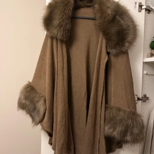 Poncho - Brun poncho. One size. Falsk päls 🤎