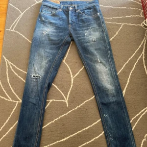 Dondup George  - Tjena, säljer nu dessa riktigt snygga och populära Dondup jeansen i modellen George, de är i fint skick utan några skador, (de ska bara slitningar i modellen) hör av er vid frågor och funderingar🙌🤝