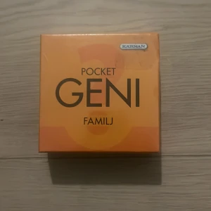 Spel Pocket Geni Familj - Pocket Geni Familj är ett frågespel med 600 frågor för hela familjen! Perfekt för resan, släktkalaset eller kompisfesten. Utmana dina kunskaper inom olika ämnen och ha kul tillsammans, passar både barn och vuxna från 7 år och uppåt.