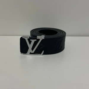 Lv Bälte - Hejsan, säljer ett helt nytt bälte aldrig tidigare använd. Storlek 110cm. Postar alltid inom 24h efter köpet. Skriv gärna om du har fler frågor.