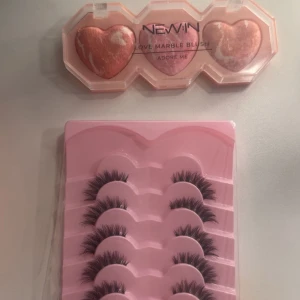 NEVIN rouge & lösögonfransar set - Säljer ett NEVIN Love Marble Blush med tre hjärtformade rouge i persikorosa och ljusrosa toner, samt ett set med fem par dramatiska svarta lösögonfransar i en rosa förpackning. Perfekt för att skapa en snygg look med både färg och volym.