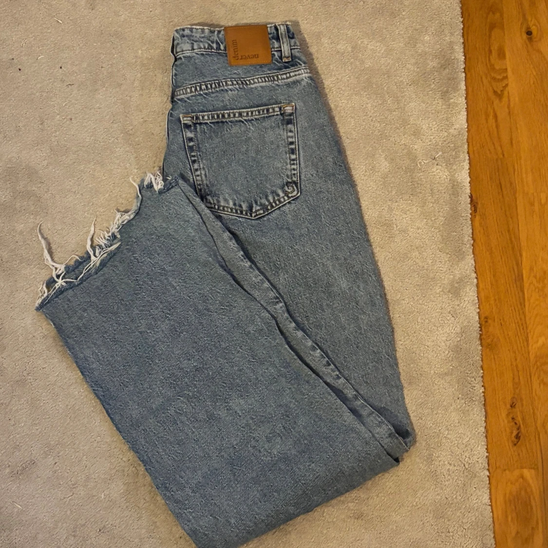  wide jeans med rå kant
