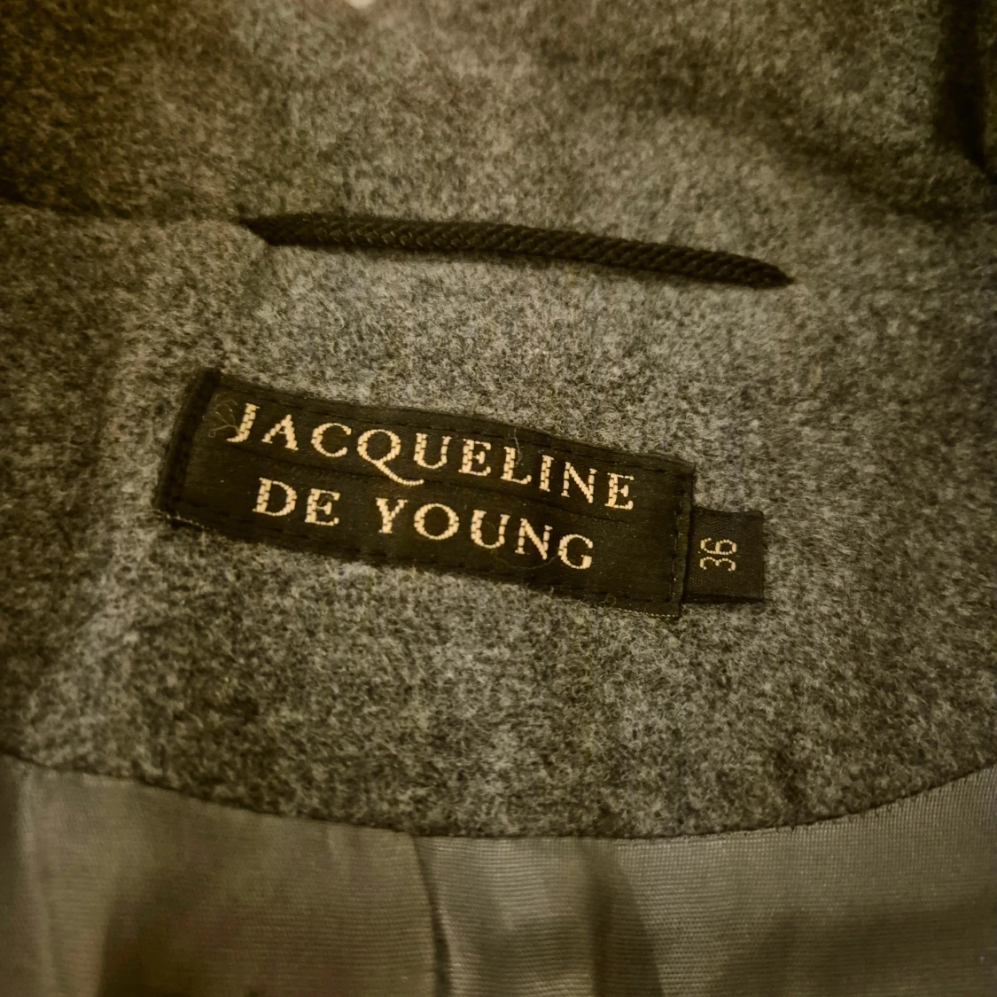 Grå ullkappa * Stl 36 * Mått i annonsen.  - 2