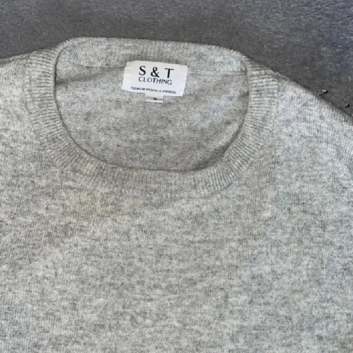 Ljusgrå stickad tröja med rund hals - 2