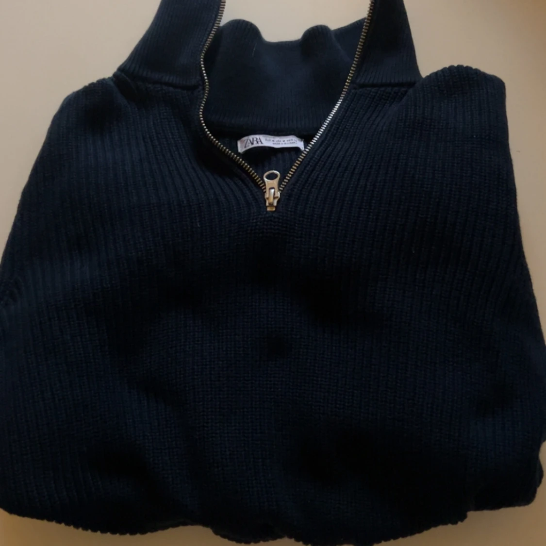 Marinblå stickad half zip från Zara - 2