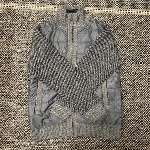 Stickad cardigan - Riktigt fräsch stickad cardigan i en schysst färg, perfekt att ha över en skjorta eller hoodie nu mot kallare tider. Bra skick, storlek S. Skriv vid minsta intresse, pris kan alltid diskuteras vid smidig affär 😀
