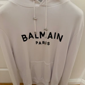Vit hoodie från Balmain  - Använd en gång, storlek XL, nypris 9700kr men säljer den för 4999, priset är ej hugget i sten. 