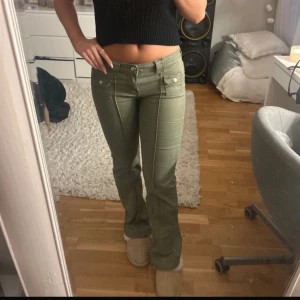 Trendiga gröna jeans!! - Säljer dessa trendiga gröna jeans från H&M!! Jätte fint skick och inga defekter!! Kom privat för frågor.