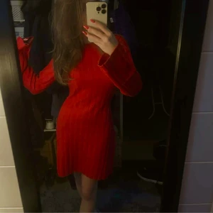 STICKAD KLÄNNING - Snygg stickad klänning perfekt till jul! Köpt på Nelly.com förra året men vill köpa en annan iår!❤️ Så classy och gosig att ha under juldagarna, och på julafton. Ursprungligt pris; 599kr