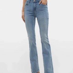 Vero Moda bootcut jeans  - Snygga ljusblå bootcut jeans från Vero Moda i storlek XS/32. Klassisk femficksmodell med medelhög midja och snygga slitningar. Materialet är mjukt denim i bomull med stretch för extra komfort. Modell ”vmflash”. Innerbenslängd: 78cm