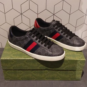 Gucci ace skor - Snygga gråa Gucci ace skor || Storlek 41 || box och dustbag medföljer || pris kan diskuteras vid snabb affär 