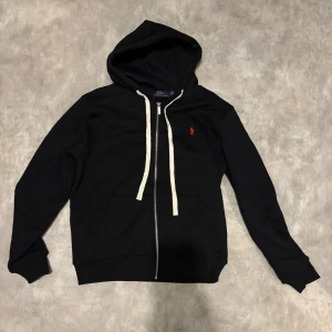 Svart hoodie från Polo Ralph Lauren - Helt ny, jag är 1,87 o den är lite för liten för mig