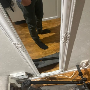 Replay jeans - Snygga gråa jeansbyxor med slim passform och klassiska fickor både fram och bak. Byxorna har en rak siluett och sitter skönt över höfterna. Perfekta för dig som gillar stilrena och enkla plagg med lite edge.