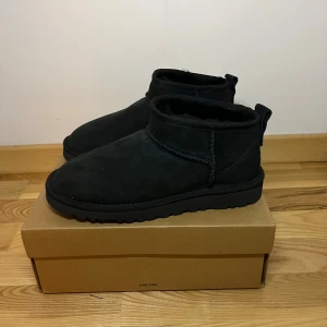 Svarta UGG boots  - Svarta UGG boots. Perfekt för vintern. Helt nya. Kvitto finns✅Hör av er för frågor och funderingar 