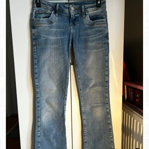 Blå bootcut jeans från LTB - Snygga blå jeans från LTB. Jeansen har ljus tvätt och sitter jättefint på, säljer då de är för korta för mig. Skriv gärna ifall du hade velat se fler bilder av jeansen💕