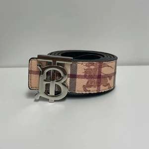 Burberry Bälte - Hejsan, säljer ett helt nytt bälte aldrig tidigare använd. Storlek 110cm. Postar alltid inom 24h efter köpet. Skriv gärna om du har fler frågor.