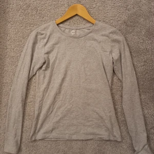 Ljusgrå långärmad tröja - Ljusgrå långärmad tröja från cubus, i mycket bra skick