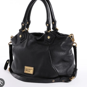 Svart axelväska från Marc by Marc Jacobs - Säljer min fina väska som jag älskar. Säljer den helt enkelt för att jag växt upp ur den☺️ Öppen för prisförslag. Detta är en väska som rymmer mycket och ser fantastisk ut😍🥰🥰