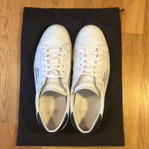 Saint Laurent vita sneakers i skinn - Säljer ett par klassiska vita sneakers från Saint Laurent nya pris: 7000kr min pris: 2000kr 