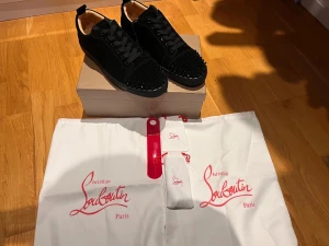 Louboutin  - Oanvända  Storlek 44-45 Kommer med all tillbehör Kvitto finns. Vid behov av fler bilder skriv DM 