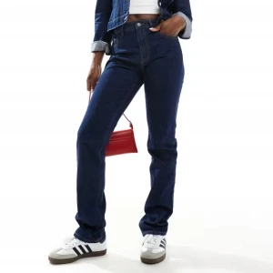 Strandivarius jeans  - Hej! Säljer dessa mörkblåa jeans från strandivarius. Jag är ca 170 och har storlek 34. Knappt använda så i bra skick. Ordinarie pris 399 kr 