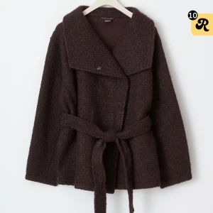 Mörkbrun teddy kappa med bälte  - Mysig mörkbrun teddykappa från Gina Tricot med bred krage och knytbälte i midjan. STORLEK M MEN PASSAR MIH SOM HAR XS/S. Perfekt för kyliga dagar när du vill vara både varm och snygg.