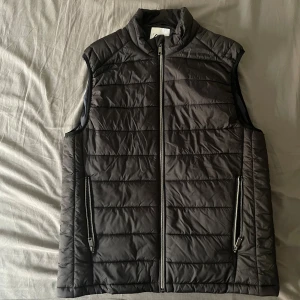 Zara väst - Snygg väst från Zara i jättebraskick. Storlek M men passar som S. priset kan diskuteras.