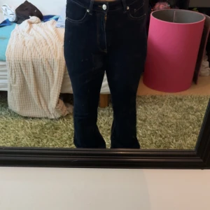 Jeans från h&m - Dessa jeans är väldigt streching och har fina detaljer men även att dom är i bra längd(jag är 160 cm) men dessutom ser dom inte så använda ut🤗