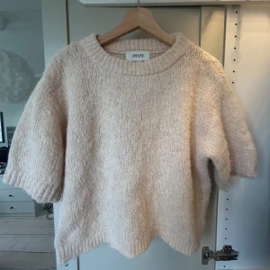Ljusgul stickad tröja från AWARE - Supermysig ljusgul stickad tröja från AWARE i storlek S💞